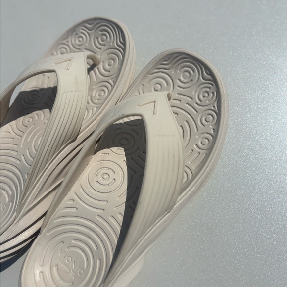 Vionic White Slide Sandals 9 - Picture 6 of 10
